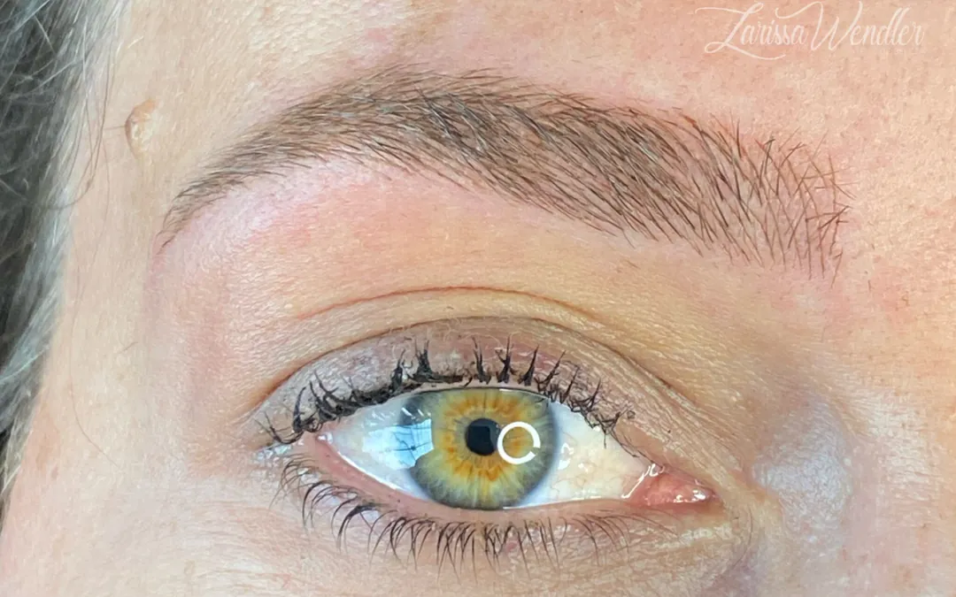 Depois: sobrancelha preenchida com efeito natural