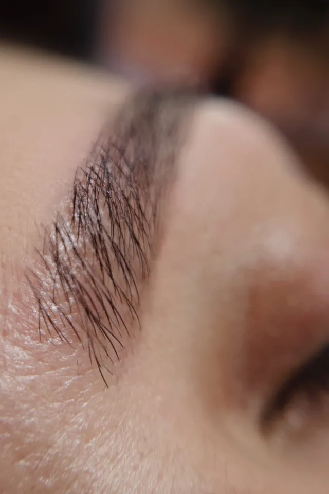 Macro de sobrancelha com efeito fio a fio