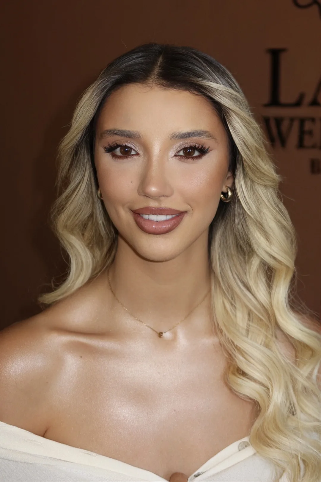 Cliente no estúdio Lari Wendler Beauty com pele luminosa, olhar esfumado em castanho, pestanas definidas e lábio nude