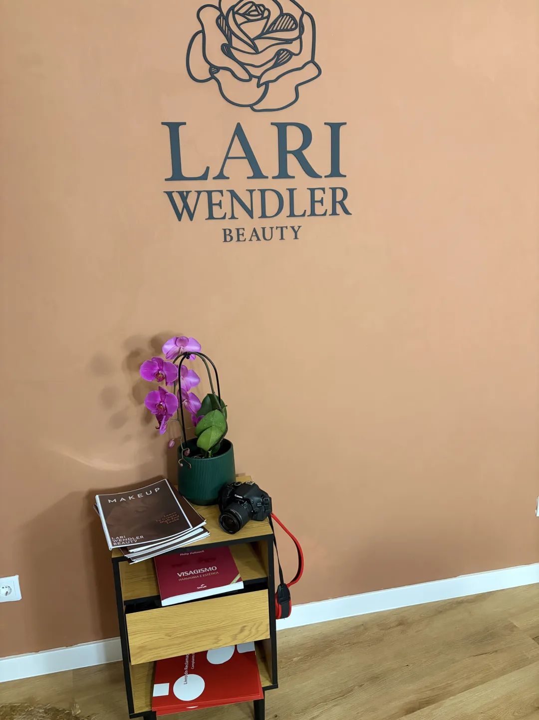 Wall of the Lari Wendler Beauty studio in Vila Nova de Gaia, with the logo