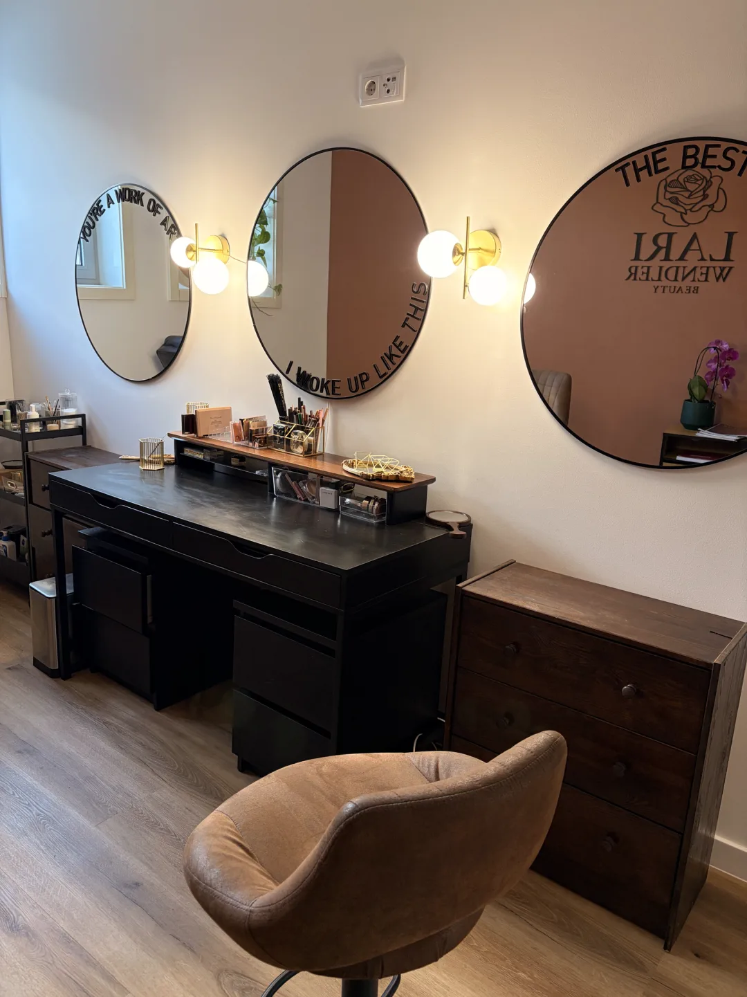 Makeup counter and chair at the Lari Wendler Beauty studio in Vila Nova de Gaia