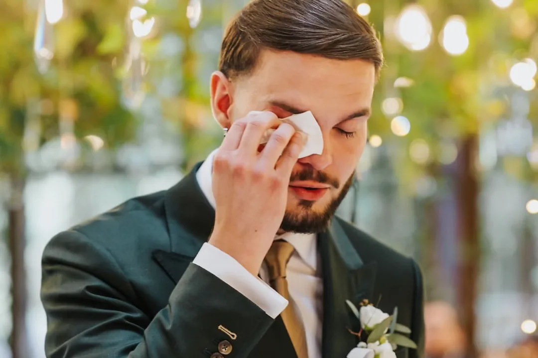 Noivo a limpar uma lágrima durante a cerimónia do casamento