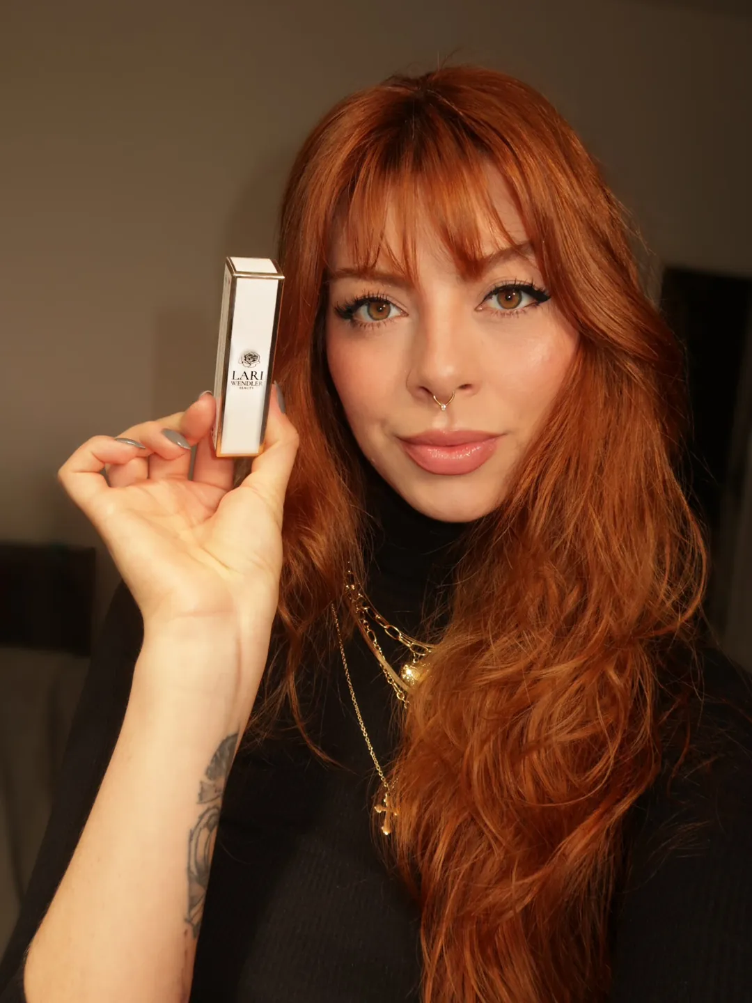 Larissa Wendler com um batom da linha Lari Wendler Beauty
