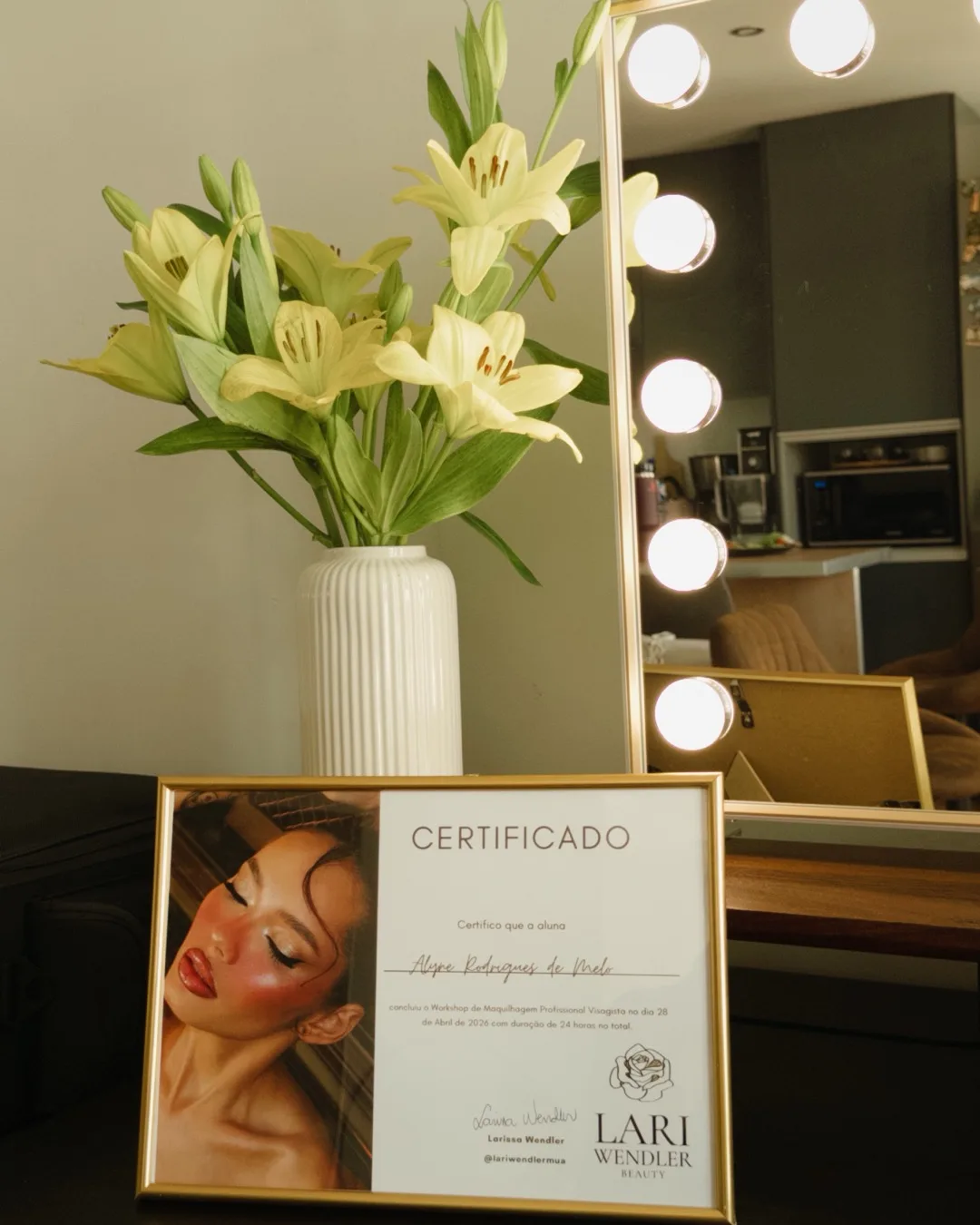 Certificado de formação de lash lift e brow up junto a um espelho de estúdio