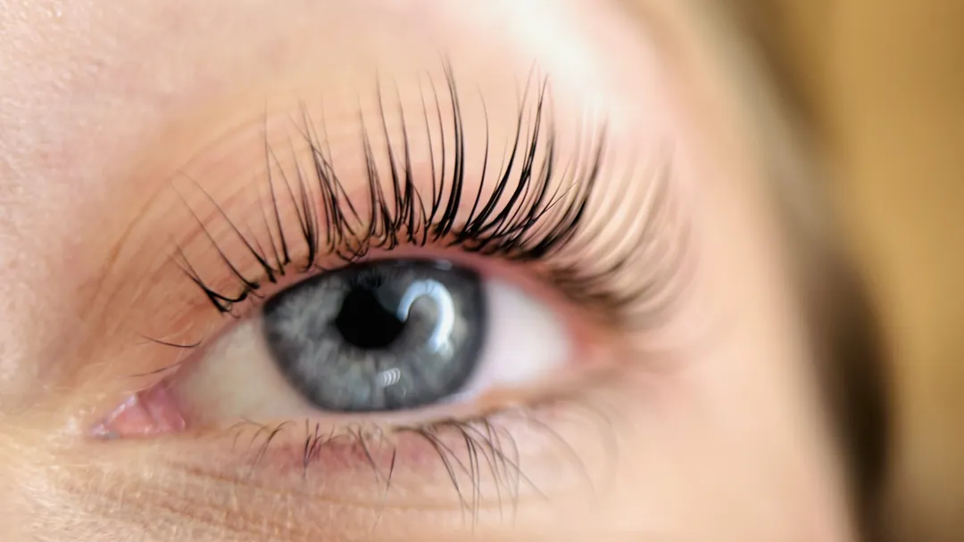 Pormenor de pestanas curvadas após lash lift
