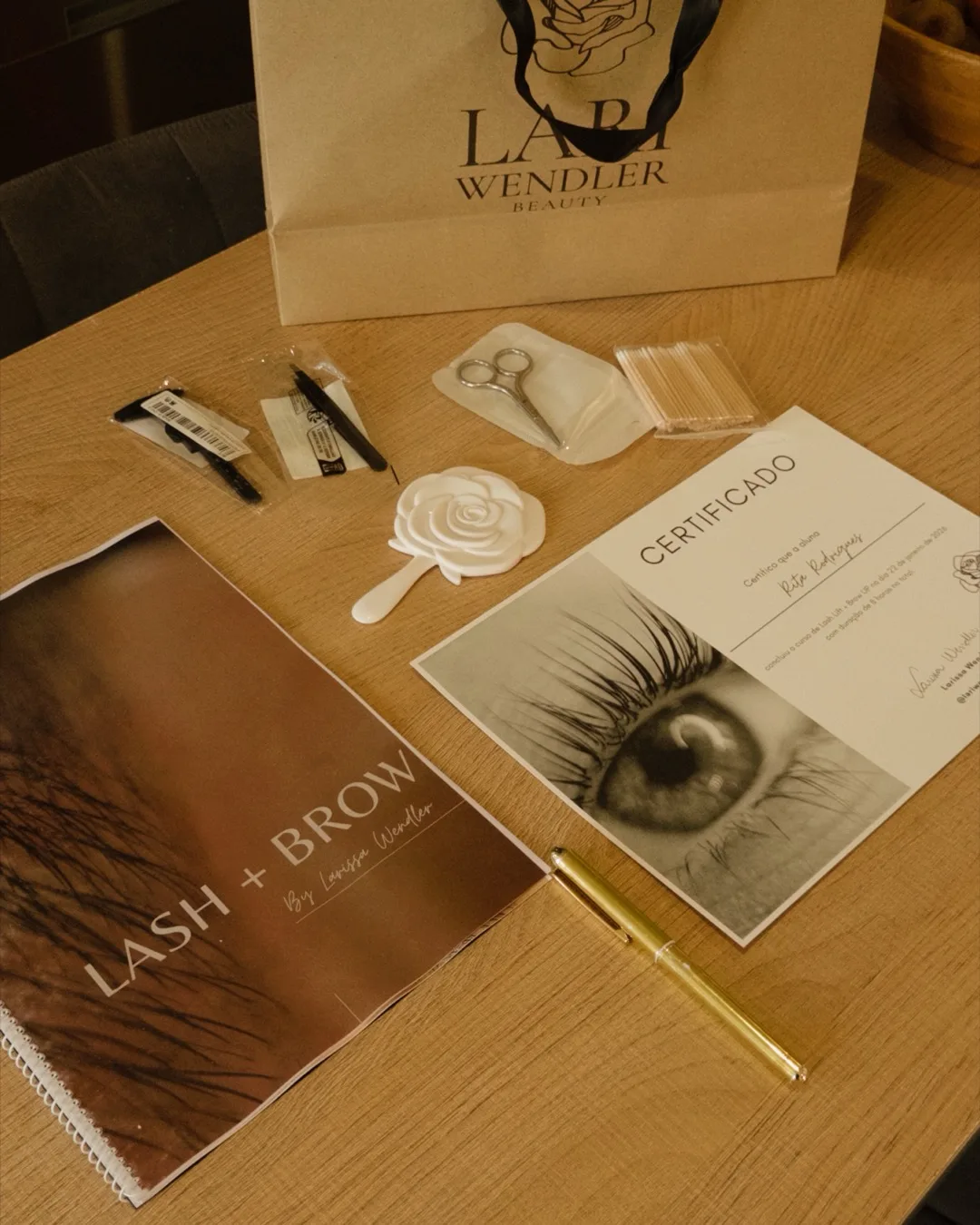 Materiais de formação de lash lift e brow up sobre uma mesa de madeira