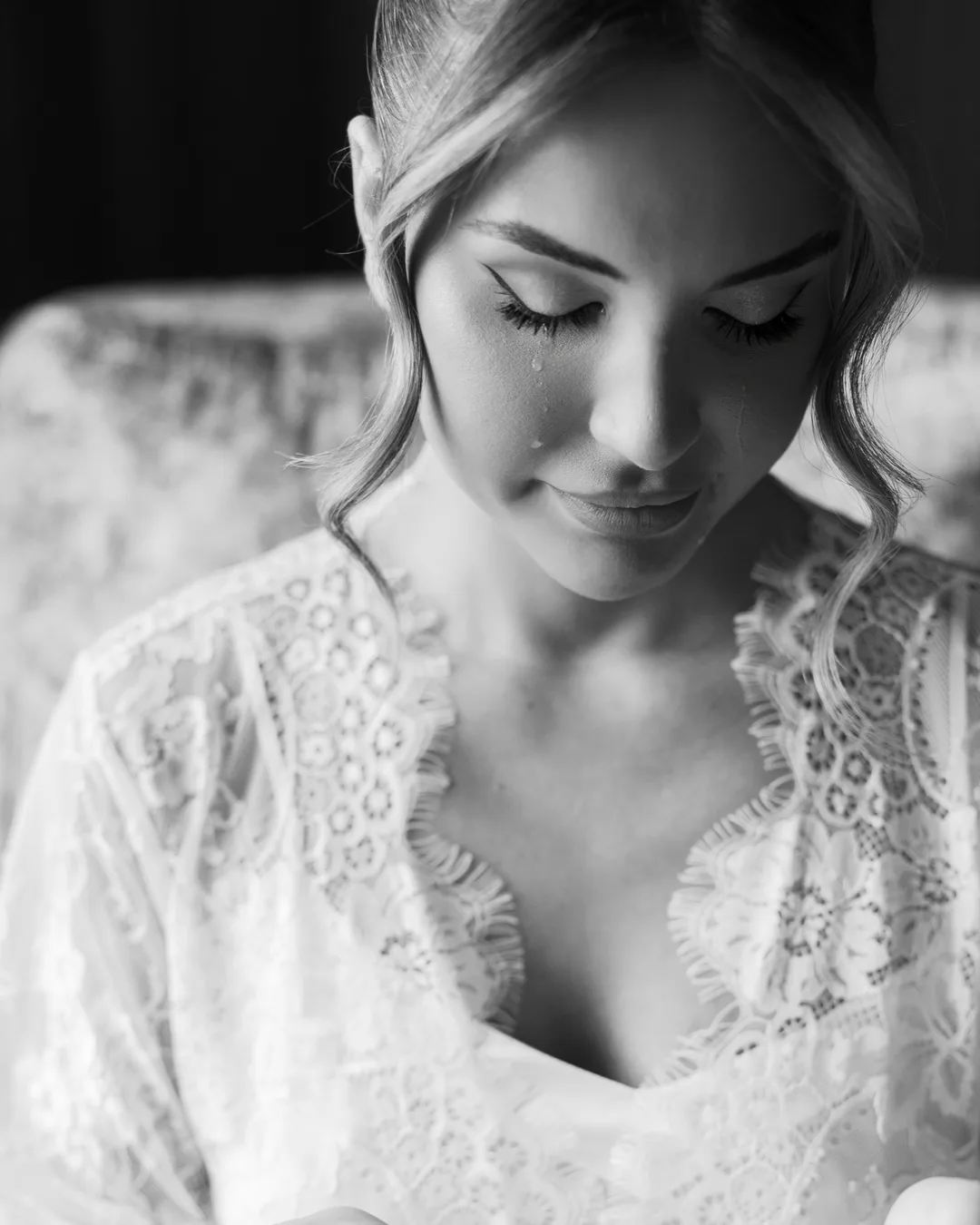 Noiva a chorar na manhã do casamento com a maquilhagem intacta