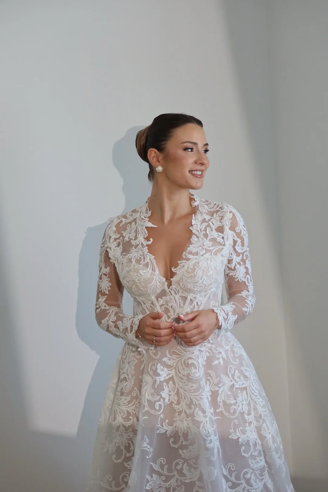 Bride in a lace dress, makeup by Larissa Wendler