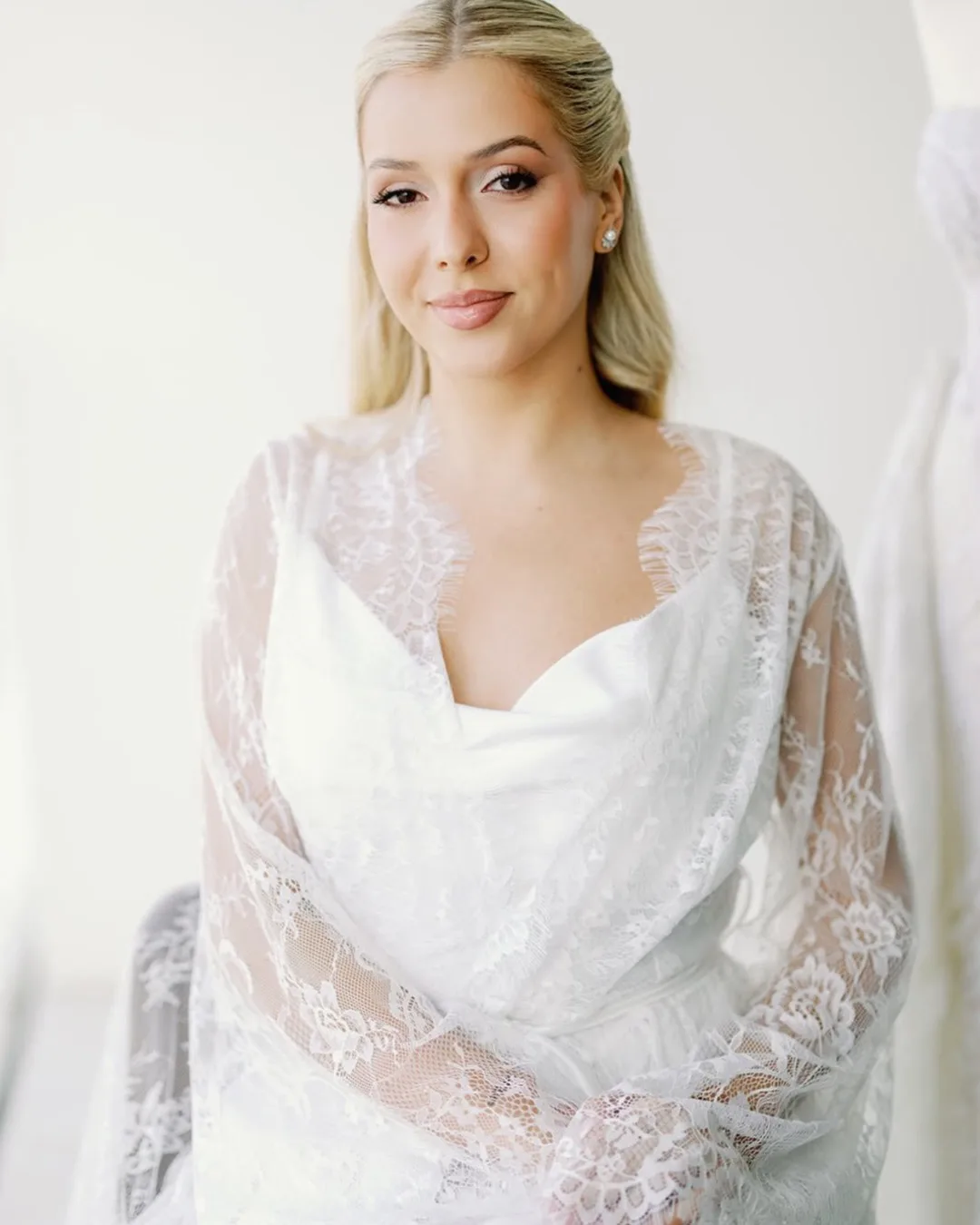 Noiva com maquilhagem natural em tons neutros, pele luminosa