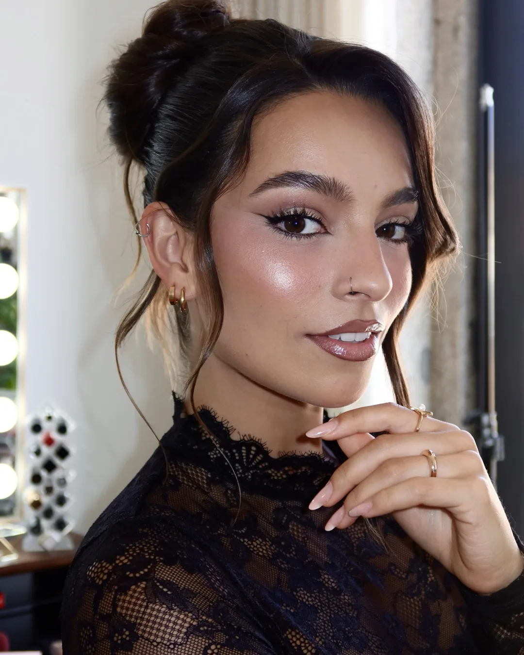 Prepared skin with a luminous finish and a soft smoky eye