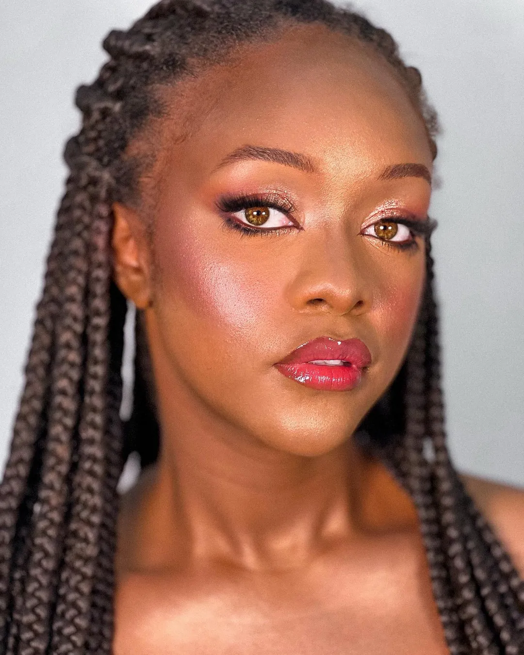 Retrato de maquilhagem social com pele luminosa e blush quente