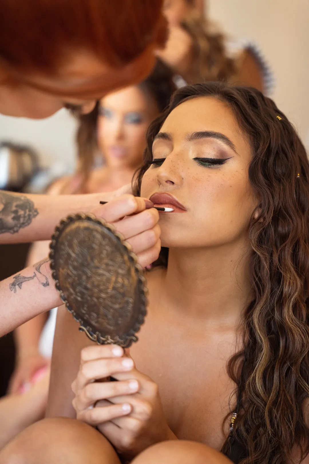 Retoque de batom numa noiva, bastidores do dia do casamento