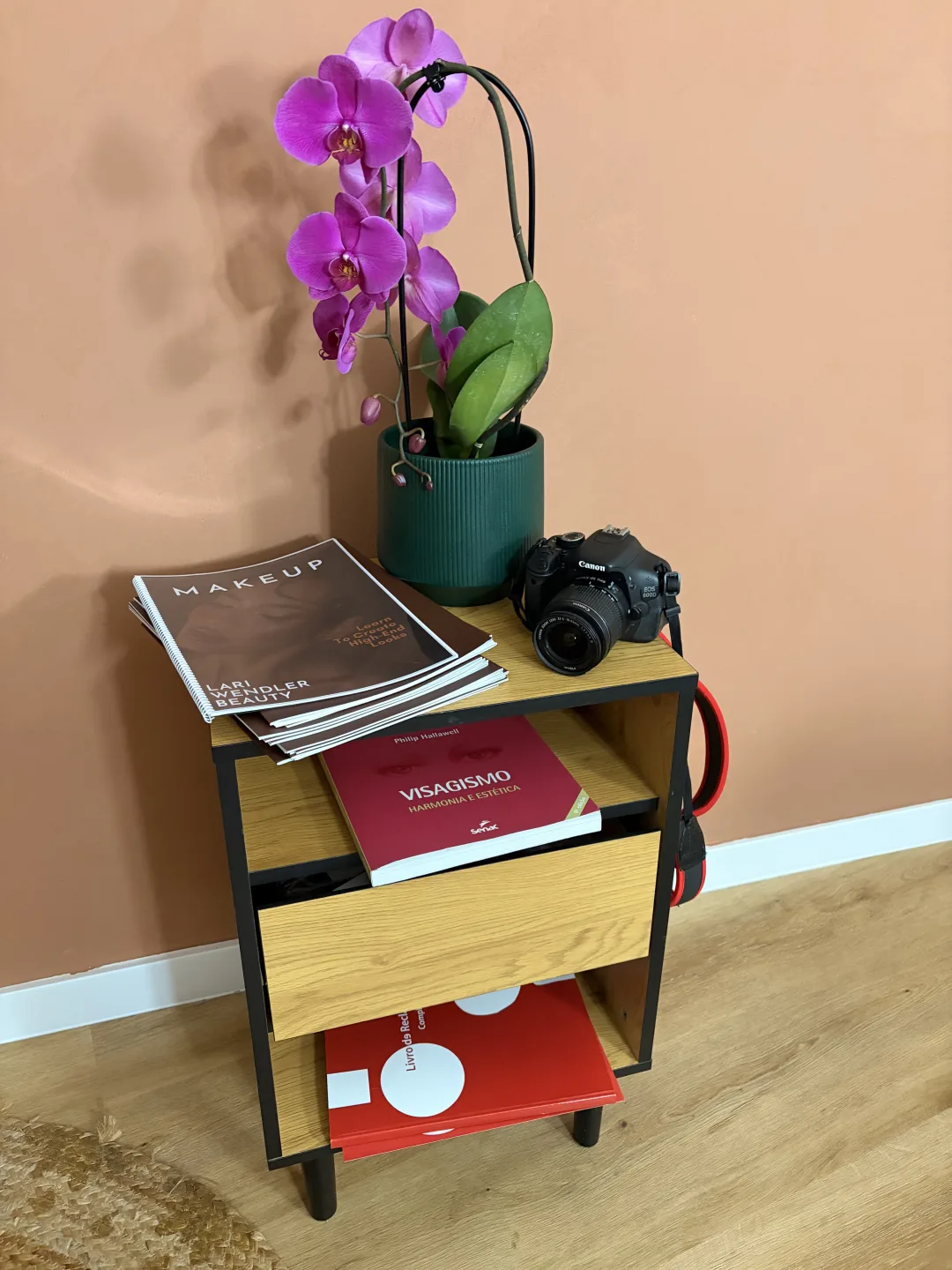 Livro de visagismo e revista de maquilhagem numa mesa do estúdio Lari Wendler Beauty, em Vila Nova de Gaia